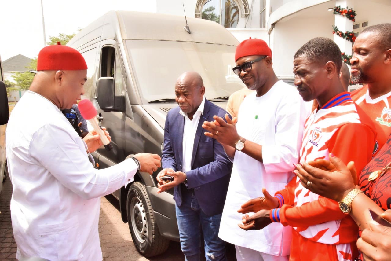 Imo Governor Donate Buses To Heartland FC and Heartland Queens